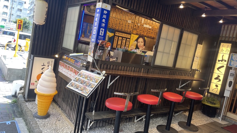 外の外観から期待できます！

中へ入ると大きな水槽が2つあり
鯵や伊勢エビ 真鯛が泳いでいる...