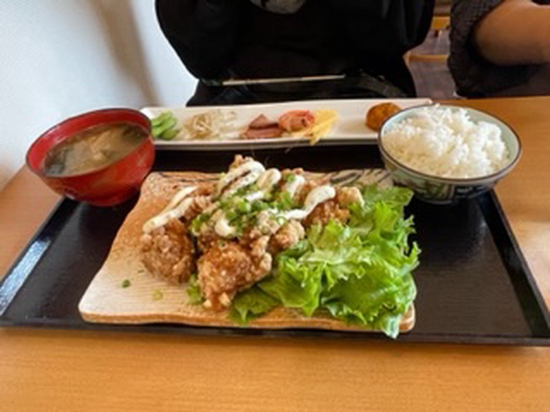 日曜日ランチで行きました、ボリュームがあってとても美味しいかった。隣には惣菜も売っていて、新鮮な馬刺...