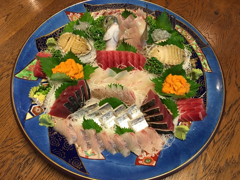 熱海で人気の魚屋さん湊鮮魚店さんに平成最後の夏のホームパーティーのお造りの盛り合わせを注文しました。...