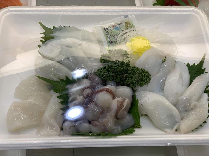 お昼迄だけど、お昼過ぎに寄ってみたらラッキー休み前だからって生タコのお刺身があったょ😀安くて新鮮。め...