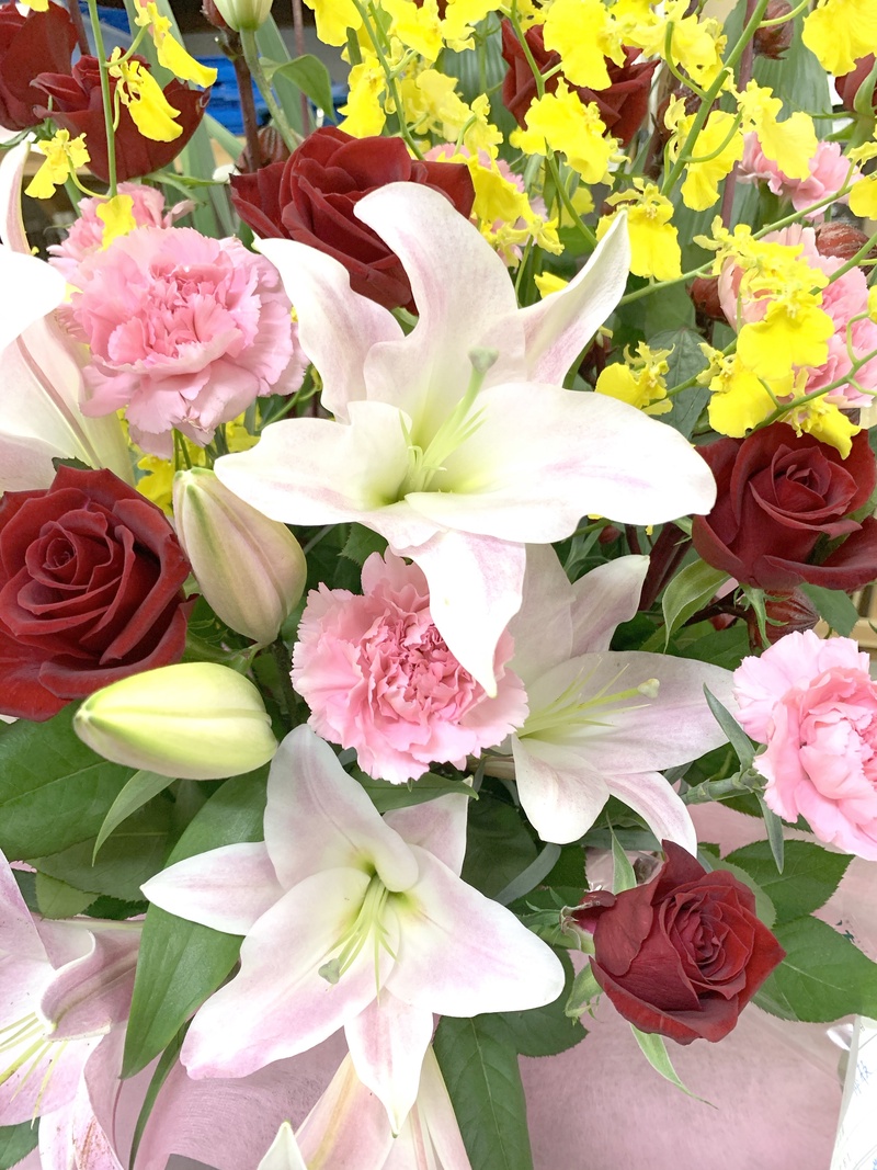アレンジや花束をその場で作ってくれます