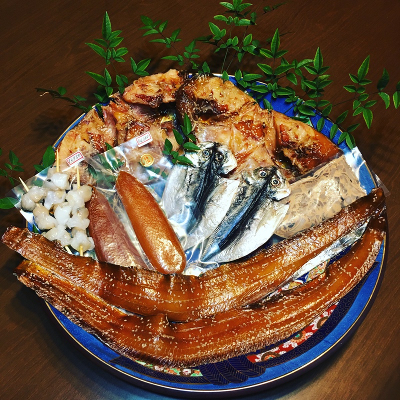 熱海お取り寄せなら湊鮮魚店さんの干物セットがオススメです！
今回は干物だけで3,100円
カラス...