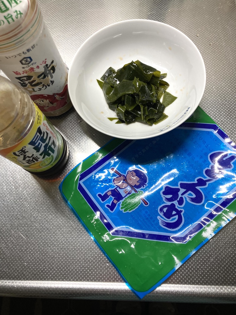 もう何年もこちらの生わかめを購入しています。柔らかくておいしいです。この頃は熱めの水道水で洗い刻み、...