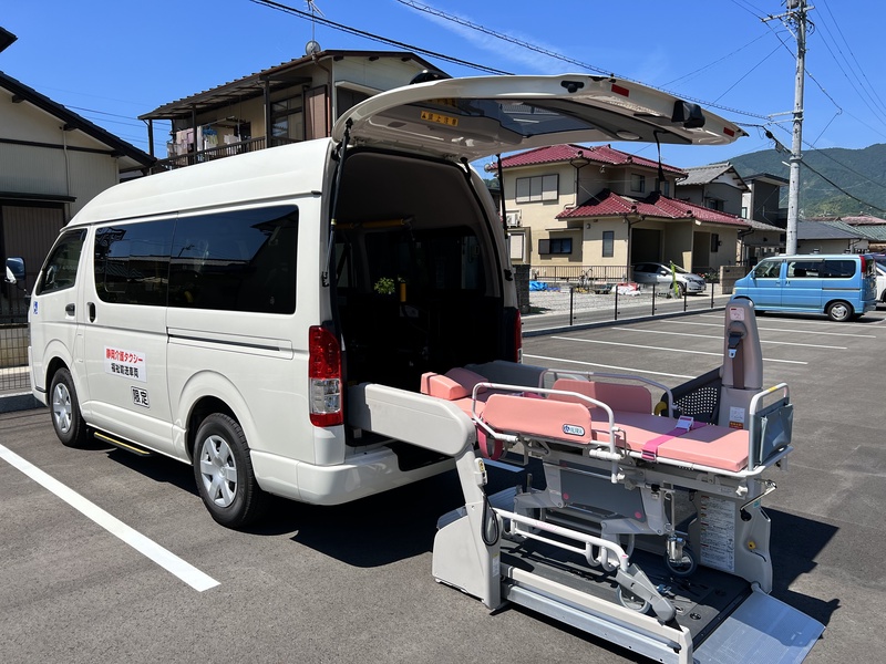 ストレッチャー車両になります。
また、ピンク色と物珍しいストレッチャーで若いスタッフが安全にお送り...